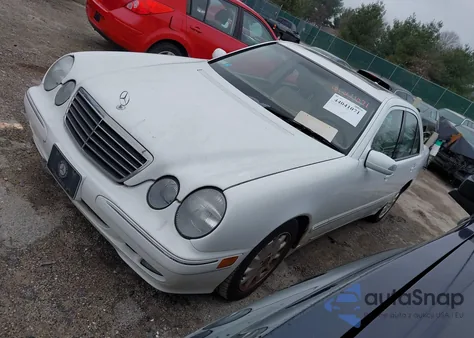2000 Mercedes-Benz E 320 z USA, uszkodzony, nr VIN WDBJF65J7YB121100